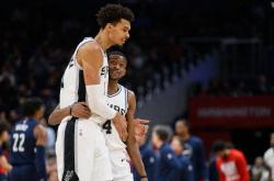 ayxsports-圣安东尼奥马刺续约达龙福克斯，获得嘉奖229亿美元合同资格