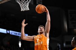 爱游戏体育平台-波兰内线新秀签约费城76人，或缺席欧洲杯