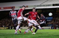 爱游戏中国-曼联输给英乙队！对手门将：我是曼联球迷，淘汰曼联我很生气！