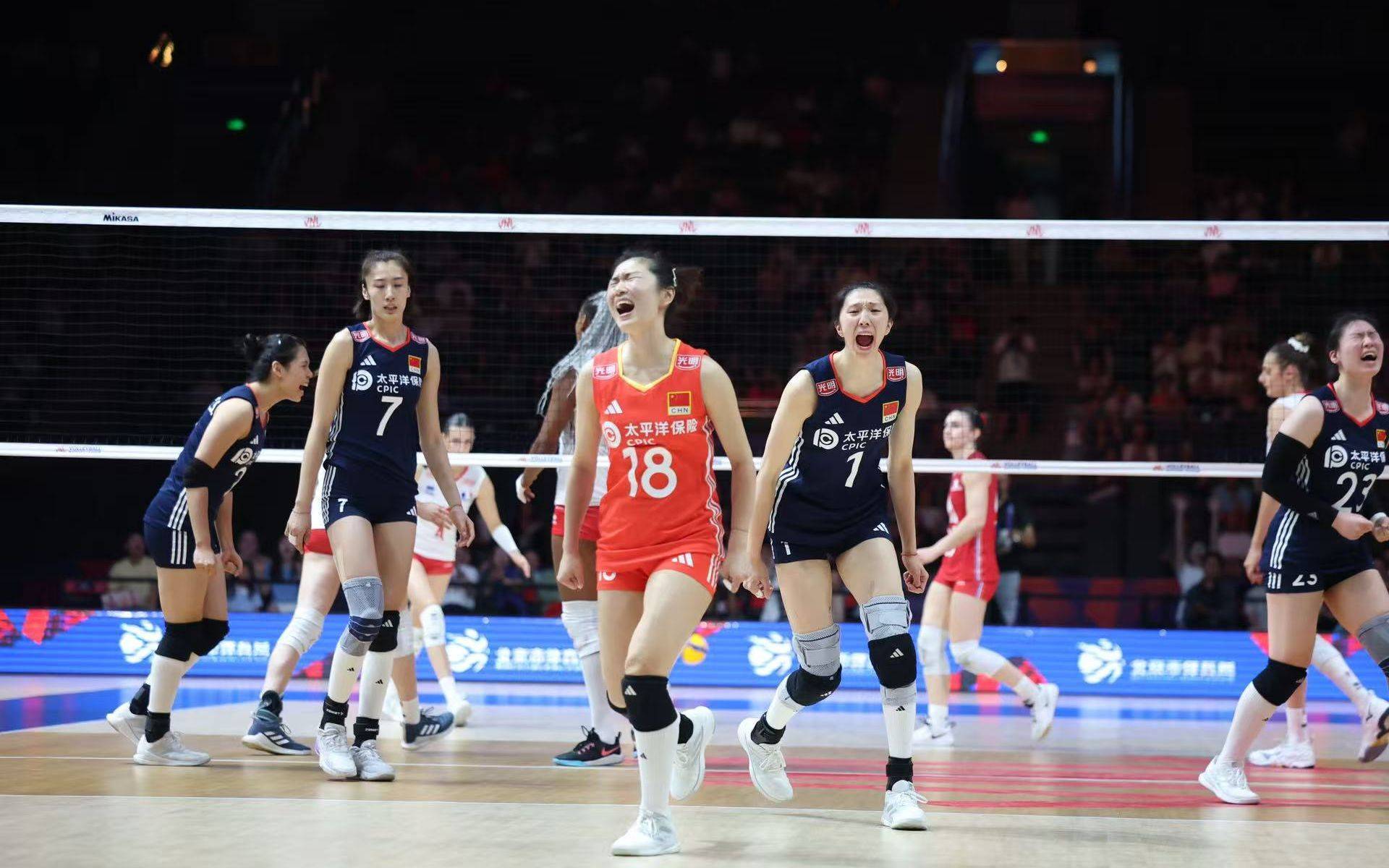 李盈莹现场助阵，中国女排轻取法国队