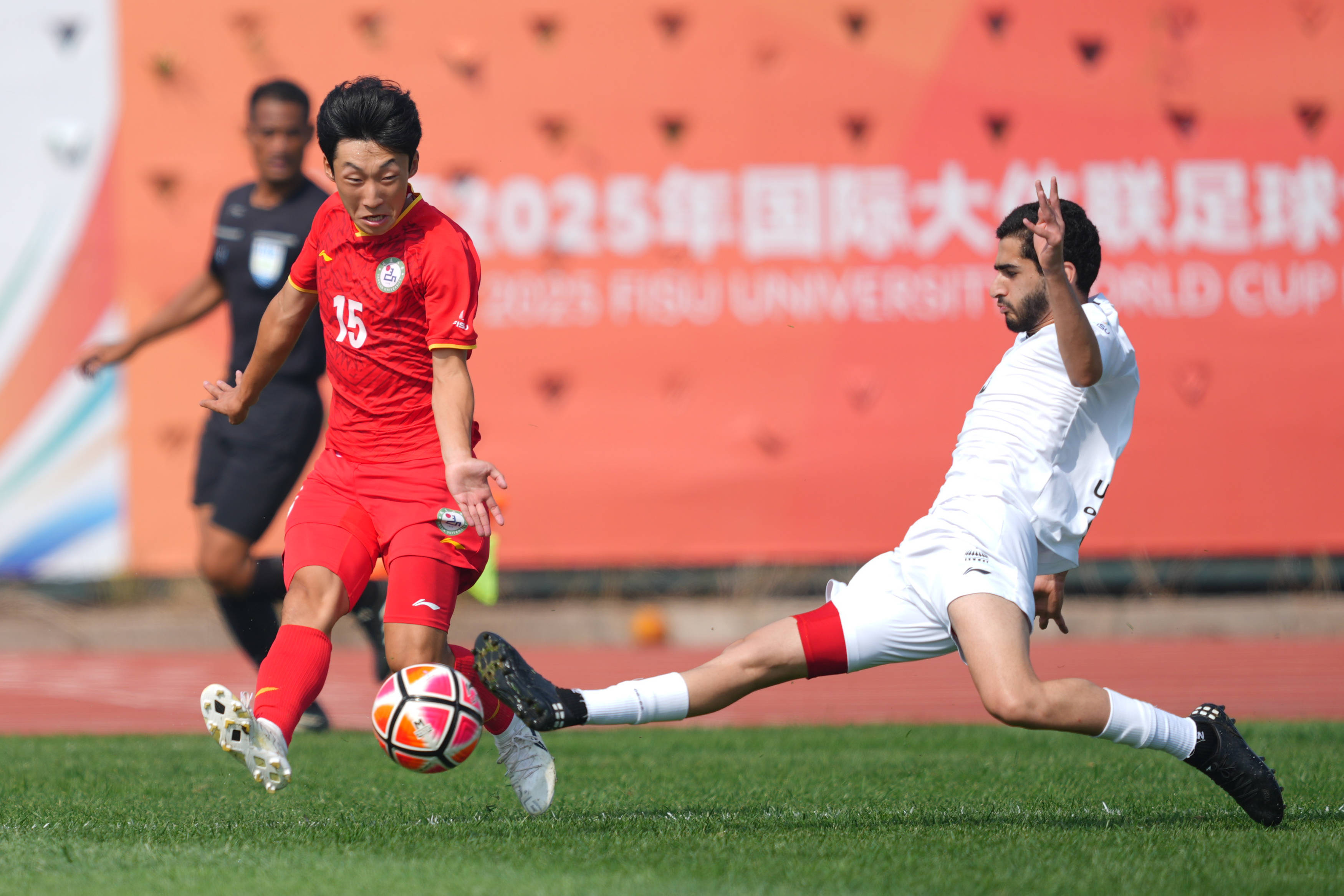 (体育)足球——国际大体联足球世界杯排位赛:延边大学队不敌沙迦大学队